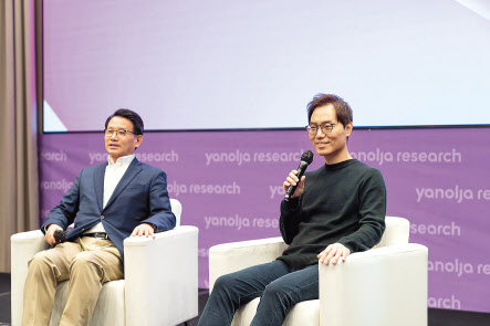 배보찬(오른쪽) 야놀자 대표와 장수청 야놀자리서치 원장이 16일 서울 강남구 조선 팰리스에서 열린 야놀자리서치 창립 기념 기자간담회에서 질의에 답하고 있다. [야놀자 제공]