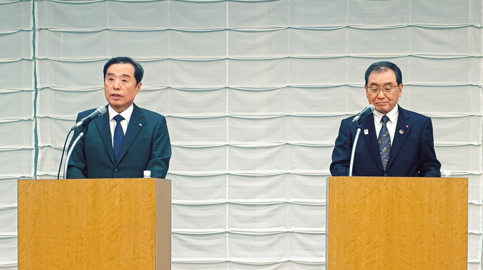 김병준(왼쪽) 전경련 회장직무대행과 도쿠라 마사카즈 경단련 회장이 지난 16일 일본 도쿄 경단련회관에서 ‘한일 일한 미래파트너십 선언’을 하고 있다. [전경련 제공]