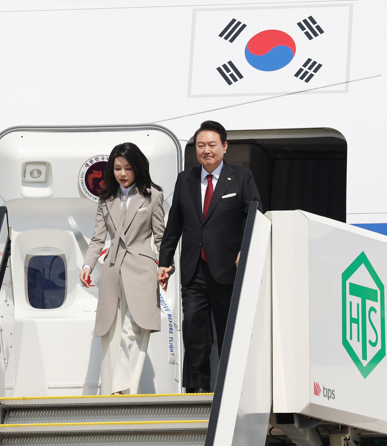 1박2일 일정으로 일본을 방문한 윤석열 대통령과 김건희 여사가 16일 일본 도쿄 하네다공항에 도착, 공군1호기에서 내리고 있다. [연합]