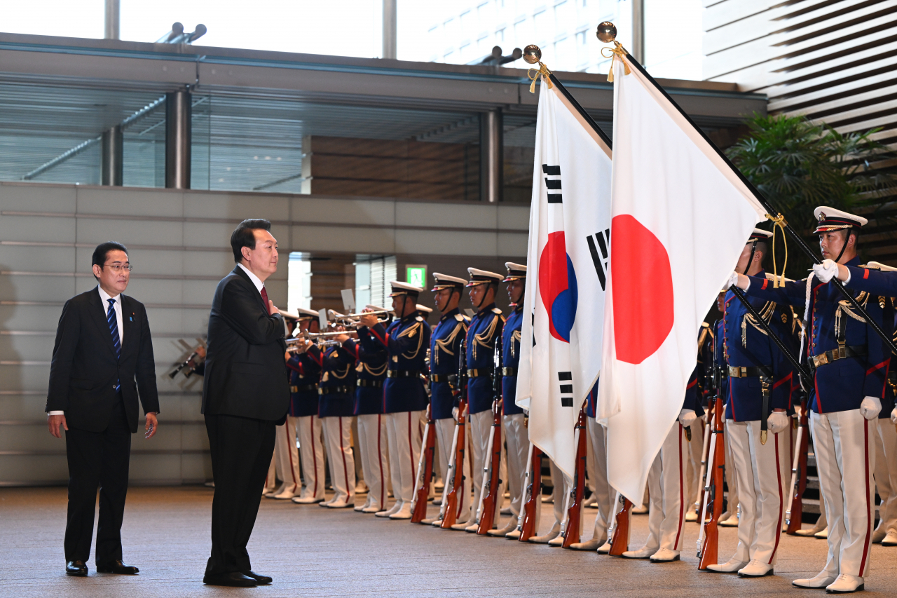 1박2일 일정으로 일본을 방문한 윤석열 대통령이 16일 오후 일본 도쿄 총리 관저에서 기시다 후미오 총리와 의장대 사열에 앞서 국기에 경례하고 있다. [연합]