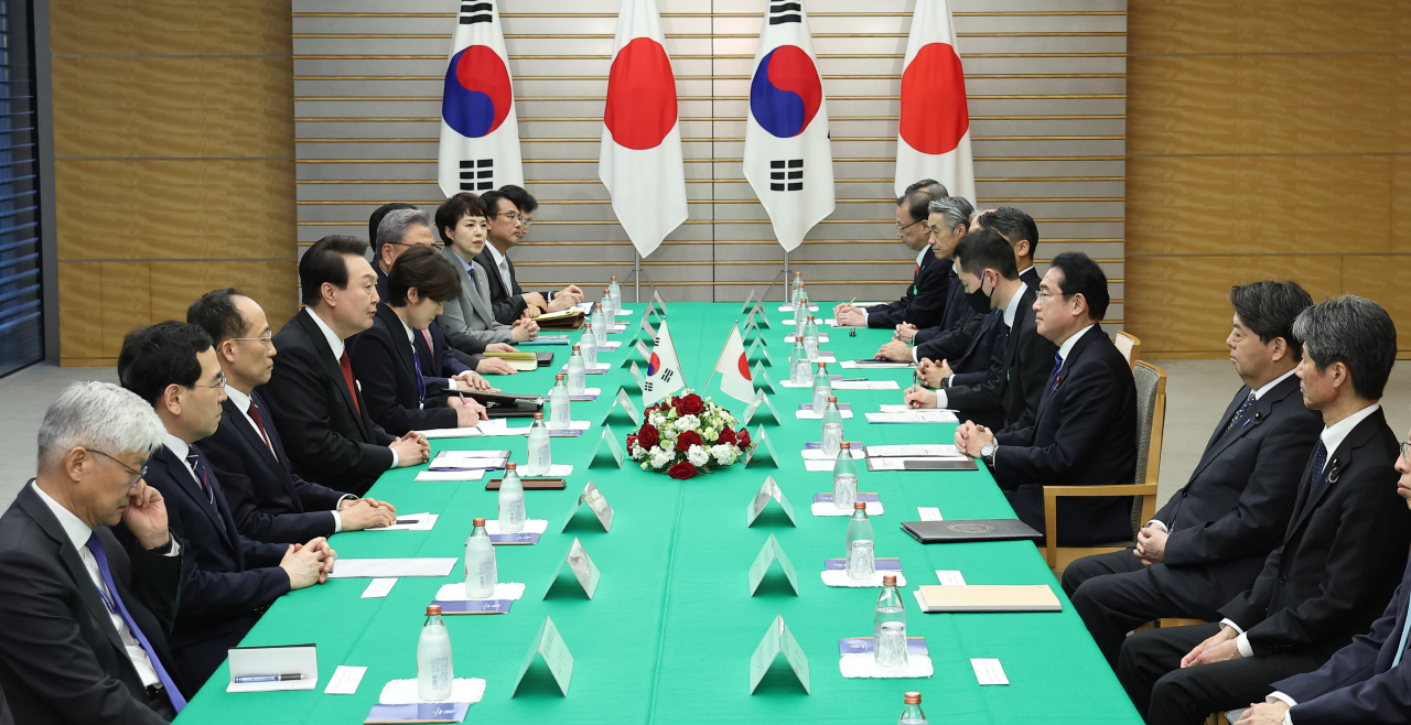 1박2일 일정으로 일본을 방문한 윤석열 대통령이 16일 오후 일본 도쿄 총리 관저에서 기시다 후미오 일본 총리와 한일 확대 정상회담을 하고 있다. [연합]