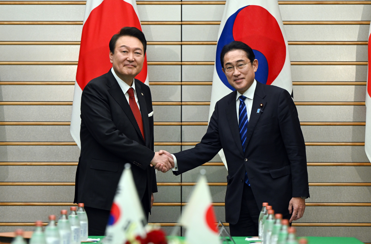 1박2일 일정으로 일본을 방문한 윤석열 대통령과 기시다 후미오 일본 총리가 16일 오후 일본 도쿄 총리 관저에서 열린 한일 확대정상회담에 앞서 기념촬영을 하며 악수하고 있다. [연합]