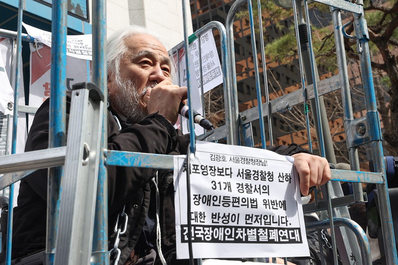 박경석 전국장애인차별철폐연대(전장연) 상임공동대표가 17일 오전 서울 종로구 서울경찰청 앞에서 기자회견을 열고 체포영장 발부에 관해 입장을 밝히고 있다. 지난 15일 남대문경찰서는 기차교통방해·업무방해·집회및시위에관한법률 위반 혐의로 박 대표에 대한 체포영장을 신청했고, 전날 오후 법원으로부터 영장을 발부받은 바 있다. [연합]