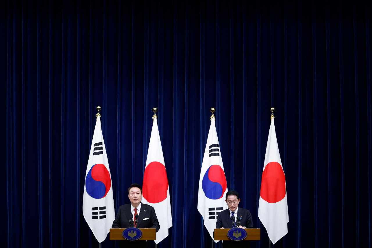 1박2일 일정으로 일본을 방문한 윤석열 대통령이 16일 오후 일본 도쿄 총리 관저에서 기시다 후미오 일본 총리와 공동 기자회견을 하고 있다. [AFP]