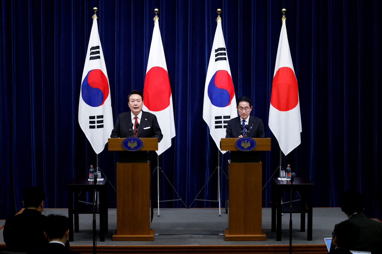 1박2일 일정으로 일본을 방문한 윤석열 대통령이 16일 오후 일본 도쿄 총리 관저에서 기시다 후미오 일본 총리와 공동 기자회견을 하고 있다. [로이터]