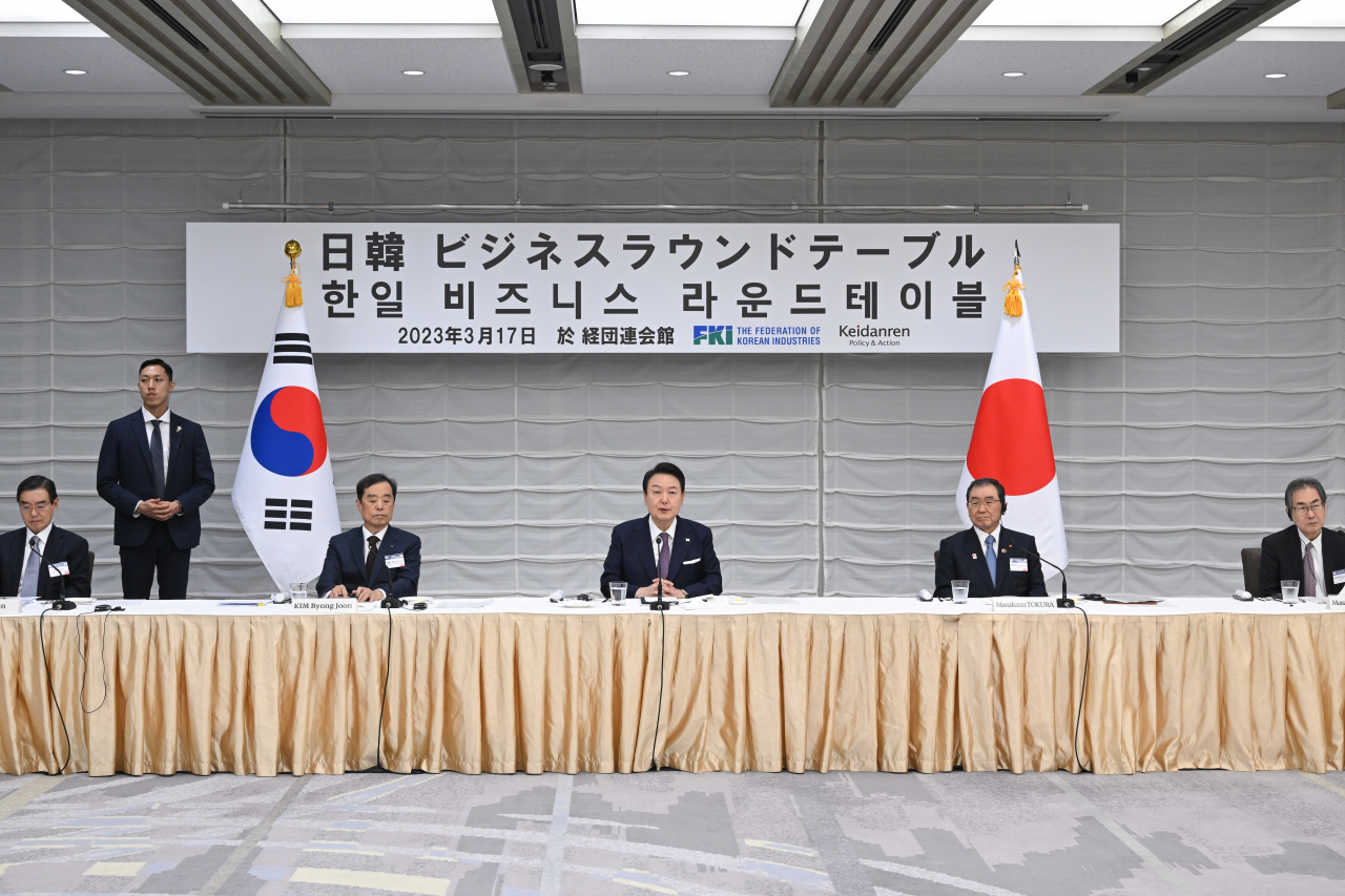 1박2일간의 일정으로 일본을 방문한 윤석열 대통령이 17일 도쿄 게이단렌(일본경제단체연합회) 회관에서 열린 한일 비즈니스라운드 테이블에서 인사말을 하고 있다. [연합]