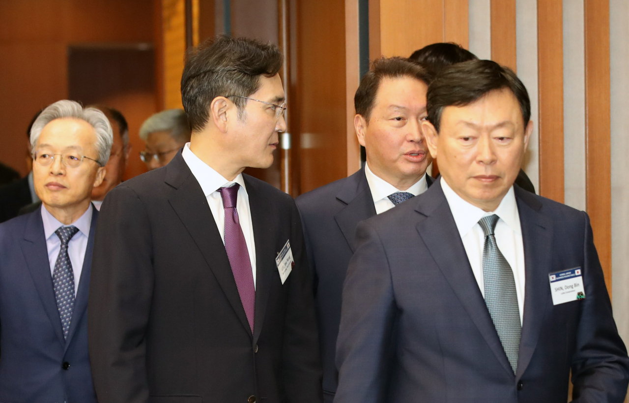 17일 도쿄 게이단렌(일본경제단체연합회) 회관에서 열린 한일 비즈니스라운드 테이블에 이재용 삼성전자 회장(왼쪽부터), 최태원 SK그룹 회장, 신동빈 롯데그룹 회장이 입장하고 있다. [연합]