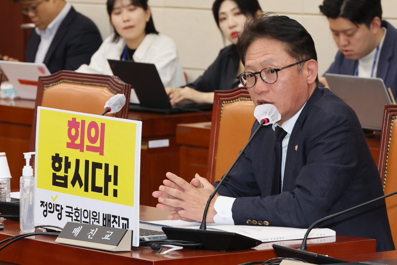 17일 오후 국회 국방위원회 전체회의실에서 배진교 정의당 의원이 "회의합시다!" 피켓을 게시한 채 발언하고 있다. 이날 열릴 예정이던 전체회의는 더불어민주당 의원석에 게시된 피켓 메시지가 정치적이라는 이유로 여당 의원들이 불참하면서 오전에 이어 오후에도 파행되고 있다. [연합]
