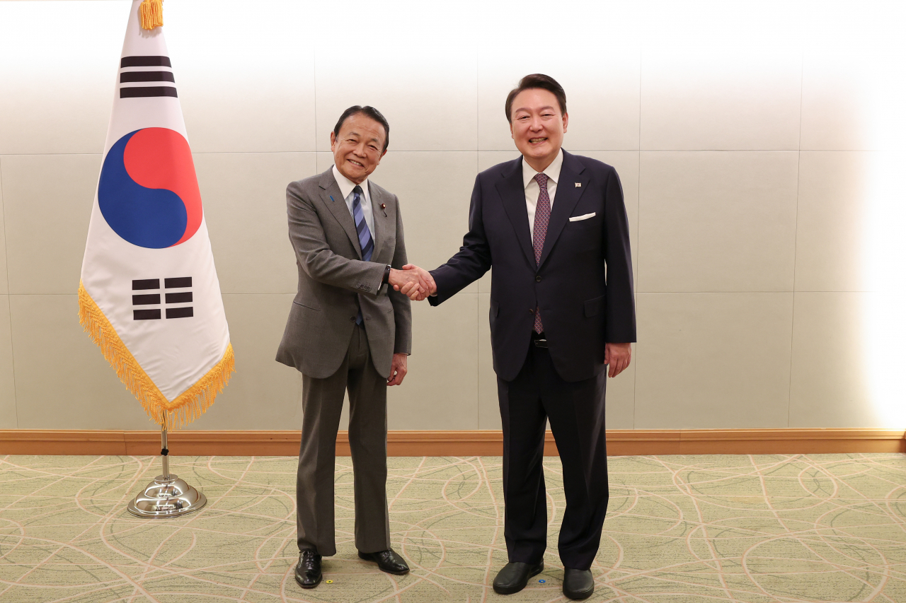 1박2일 일정으로 일본을 방문한 윤석열 대통령이 17일 도쿄 한 호텔에서 일한협력위원회 회장인 자민당 부총재 아소 다로 전 총리와 만나 기념촬영을 하고 있다. [연합]