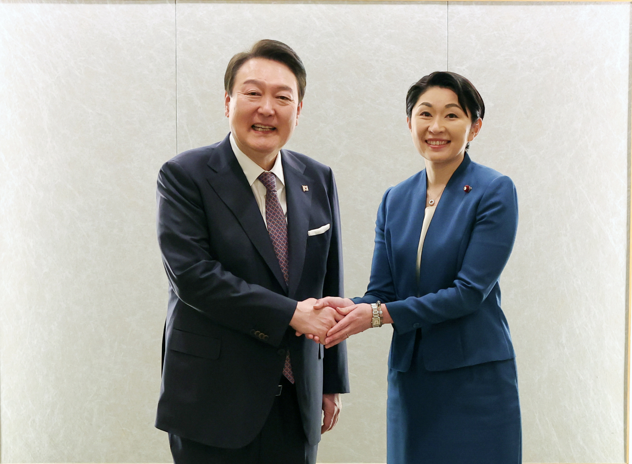 1박2일 일정으로 일본을 방문한 윤석열 대통령이 17일 도쿄 한 호텔에서 오부치 게이조 전 일본 총리의 딸인 일한의원연맹 오부치 유코 부회장과 기념촬영을 하고 있다 . [연합]