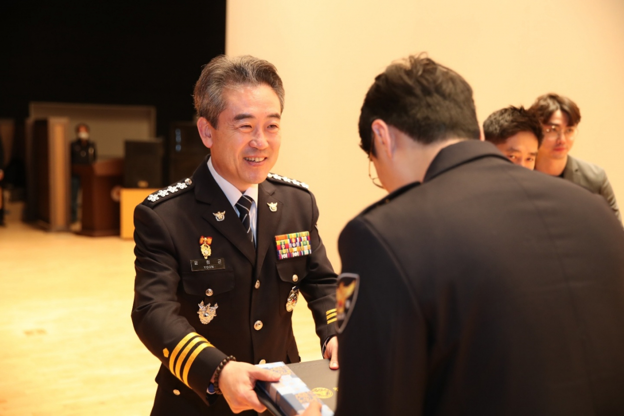 윤희근 경찰청장이 17일 충남 아산 경찰인재개발원에서 열린 전국 수사·형사과장 워크숍에서 특진자를 포상하고 있다.