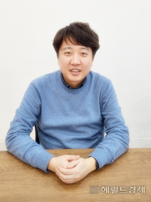 이준석 전 국민의힘 대표가 17일 오후 천하람 변호사 사무실에서 인터뷰하고 있다.