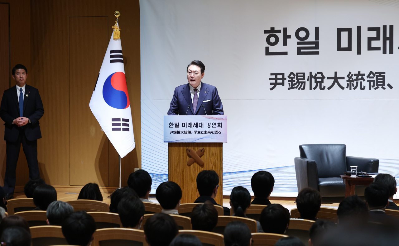 일본을 방문 중인 윤석열 대통령이 17일 도쿄 게이오대에서 열린 한일 미래세대 강연에서 일본 학생들과 한국인 유학생들을 상대로 강연을 하고 있다. [연합]
