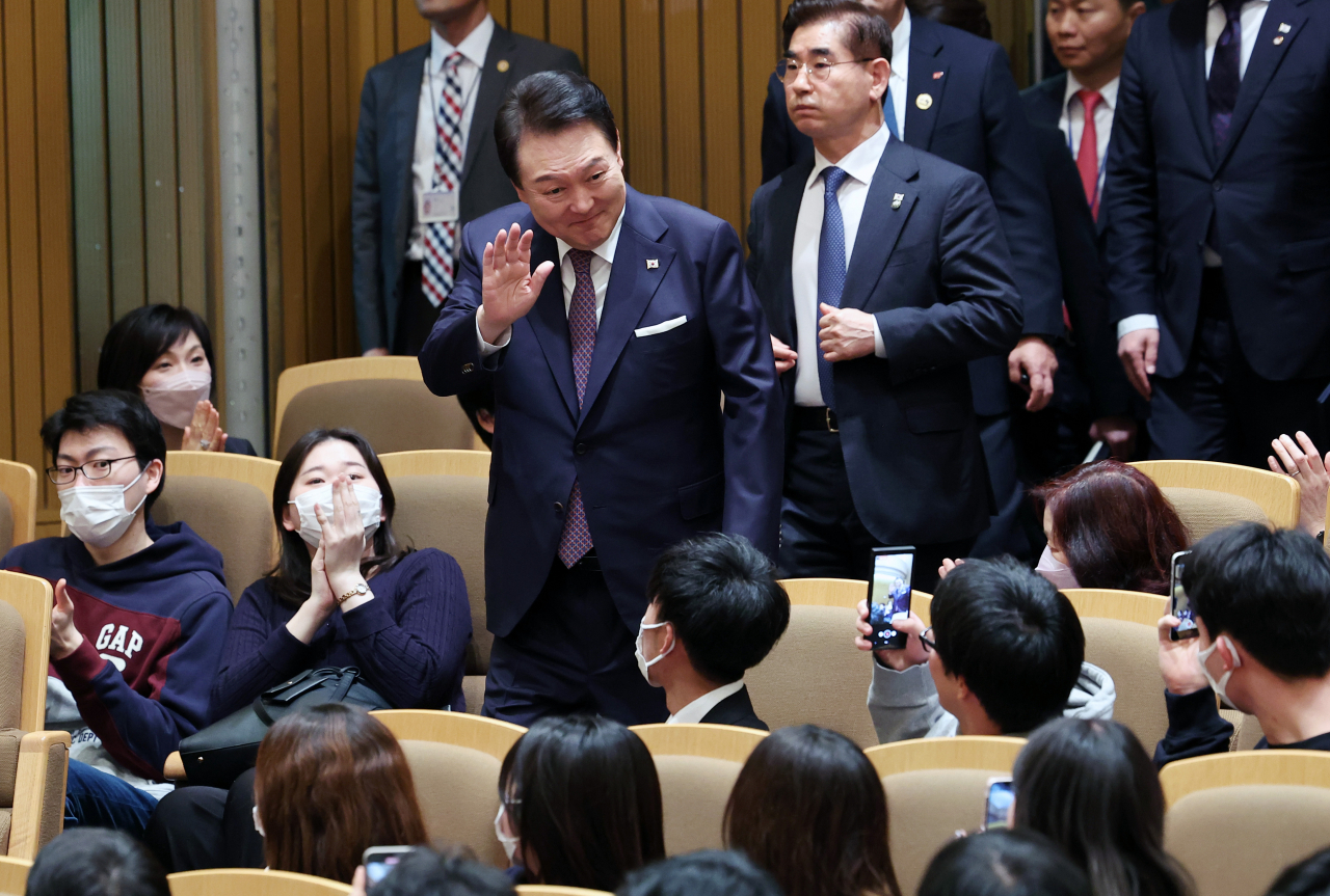 일본을 방문 중인 윤석열 대통령이 17일 도쿄 게이오대에서 열린 한일 미래세대 강연에 입장하며 학생들과 인사하고 있다. [연합]