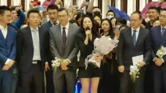 화웨이 직원들에 둘러싸인 ‘멍완저우’ [사진, 중국 포털 바이두]