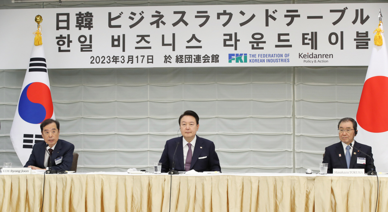South Korean President Yoon Suk Yeol (center), Kim Byong-joon, acting chief of the Korean Federation of Industries (left) and Keidanren chief Masakazu Tokura attend the Korea-Japan Business Roundtable held at the headquarters of Japan's biggest business group in Tokyo on Friday. (Yonhap)
