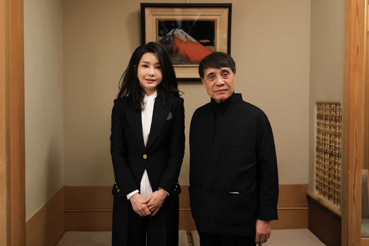 김건희 여사가 17일 일본 도쿄 한 식당에서 세계적인 건축가 안도 다다오 오찬 회동에서 기념촬영을 하고 있다. [연합]