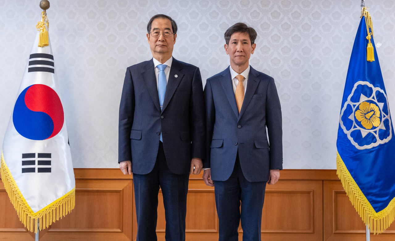한덕수 국무총리가 17일 오후 서울 종로구 정부서울청사에서 열린 사행산업통합감독위원회 위촉장 전달식에서에서 오균 신임위원장에게 위촉장을 전달한 뒤 기념 촬영을 하고 있다. [연합]