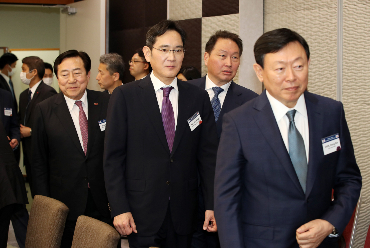 지난달 17일 도쿄 게이단렌(일본경제단체연합회) 회관에서 열린 한일 비즈니스라운드 테이블에 이재용 삼성전자 회장, 최태원 SK그룹 회장, 신동빈 롯데그룹 회장이 입장하고 있다. [연합]