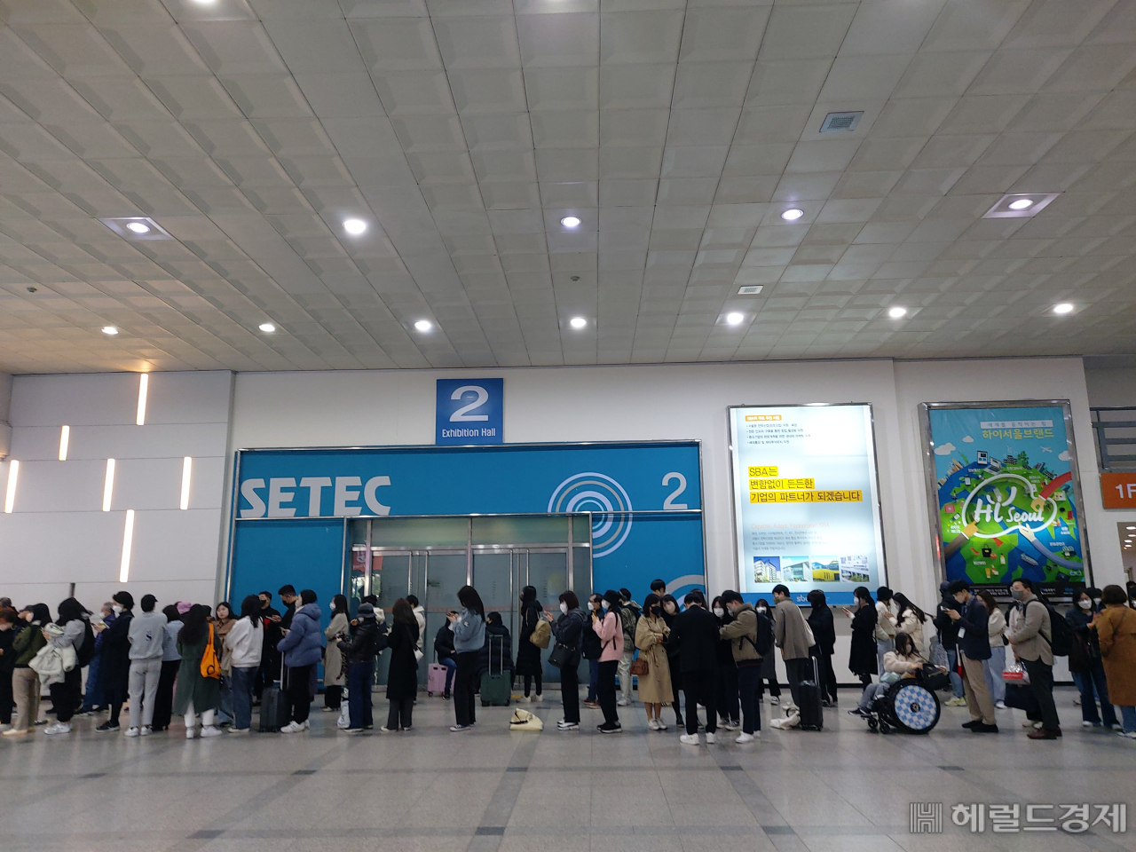 제7회 베지노믹스페어 비건페스타(비건 전문전시회) 첫날인 17일 오전 서울 강남구 서울무역전시컨벤션센터(SETEC) 입구에 개막을 기다리는 시민들이 100m 가까이 줄을 서 있다. 김희량 기자