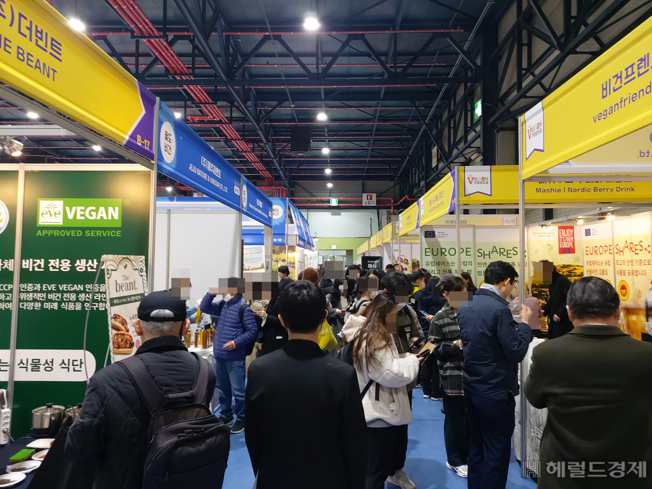 17일 서울 강남구 서울무역전시컨벤션센터(SETEC)에서 열린 제7회 베지노믹스페어 비건페스타(비건 전문전시회) 행사장. 시민들이 부스를 둘러보고 있다. 김희량 기자