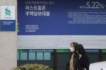 최근 예금 금리 등이 내리면서 은행권 주택담보대출(주담대) 변동금리의 기준이 되는 코픽스(COFIX·자금조달비용지수)도 석 달째 하락했다. 시중 은행들은 16일부터 신규 주담대 변동금리에 15일 공개된 코픽스 금리를 반영한다. 사진은 이날 서울 시중 은행 대출 안내문 모습. [연합]