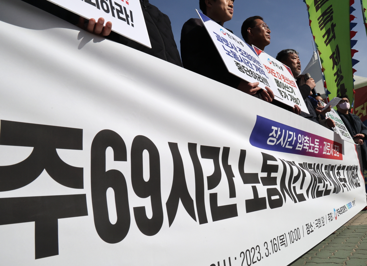 16일 한국노총 주최로 서울 여의도 국회 앞에서 열린 주69시간 노동시간 개편안 폐기 촉구 기자회견에서 한국노동조합총연맹 김동명 위원장이 발언하고 있다. [연합]