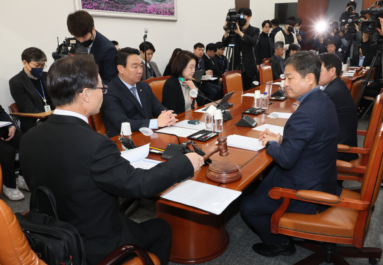 17일 오전 국회에서 열린 정치개혁특별위원회 정치관계법개선소위원회에서 조해진 위원장이 의사봉을 두드리고 있다. [연합]