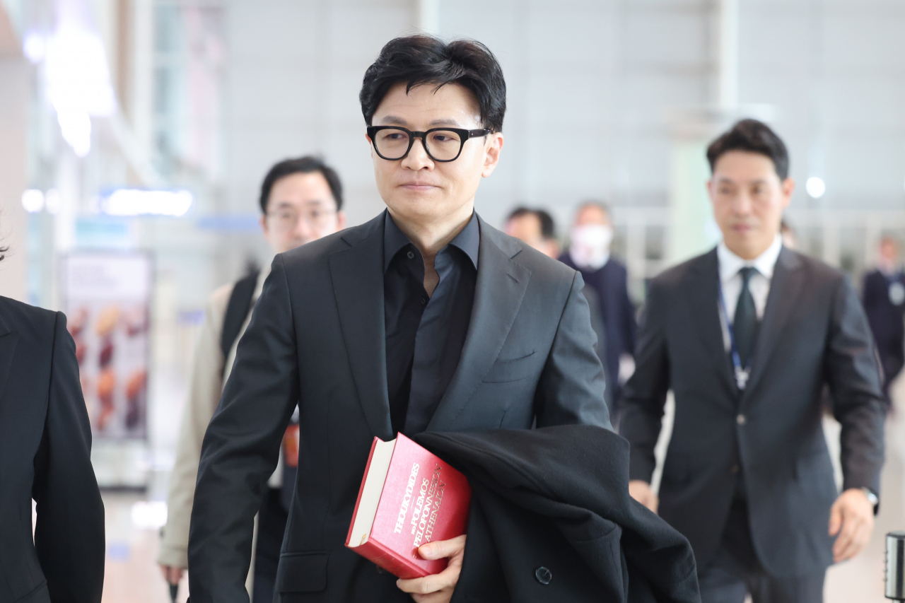 한동훈 법무부 장관이 출입국·이민 정책과 관련한 협력체계를 갖추기 위해 지난 7일 오전 인천공항을 통해 유럽 출장을 가고 있다. 한 장관이 출국장으로 향하며 손에 든 빨간색 책은 2500여 년 전 그리스 역사가 투키디데스가 쓴 펠로폰네소스 전쟁사. [연합]