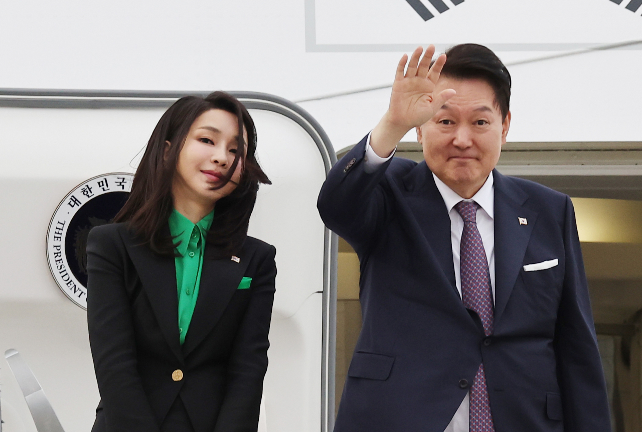 1박2일 간의 일본 방문을 마친 윤석열 대통령과 김건희 여사가 17일 오후 도쿄 하네다공항에서 공군 1호기에 올라 환송객들에게 인사하고 있다. [연합]