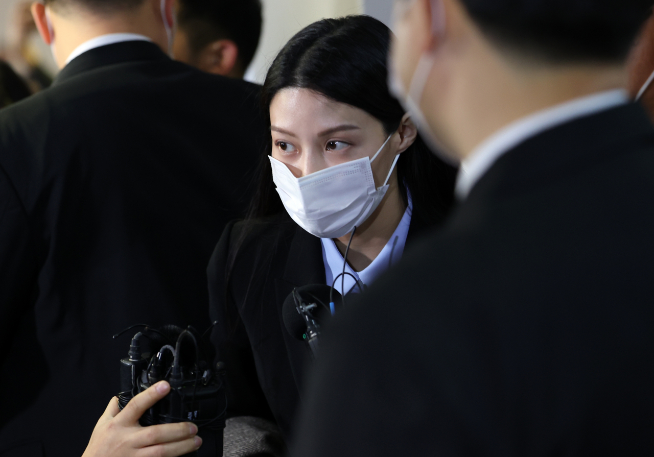 조국 전 법무부 장관 딸 조민씨가 16일 부산대 의전원(의학전문대학원) 입학허가 취소 관련 재판에 증인으로 출석하며 취재진 질문을 받은 뒤 인사하고 있다． [연합]