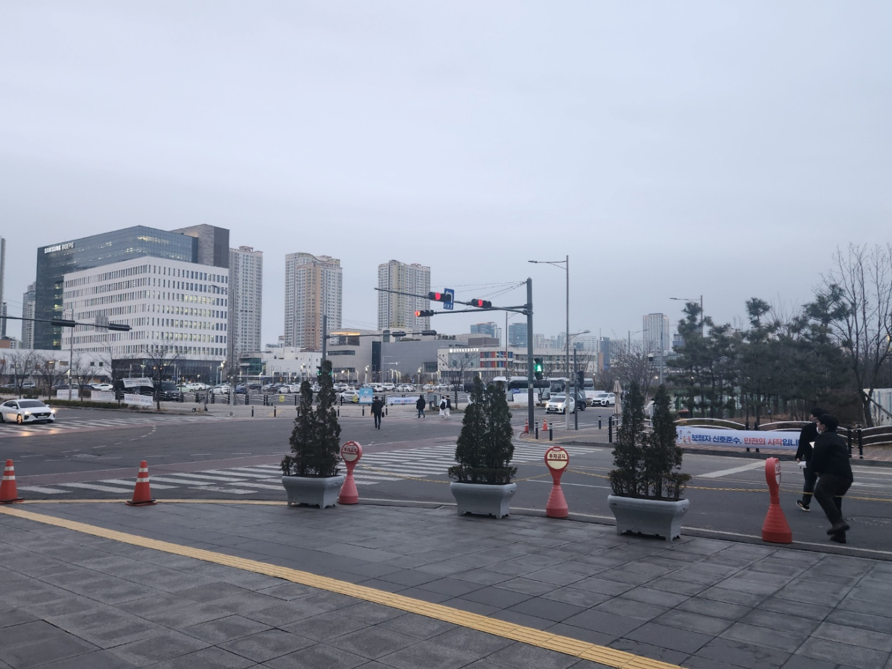삼성바이오로직스를 등지고 본 주위 풍경. 주변에 음식점 등을 찾아 볼 수 없다. [사진=고재우 기자]