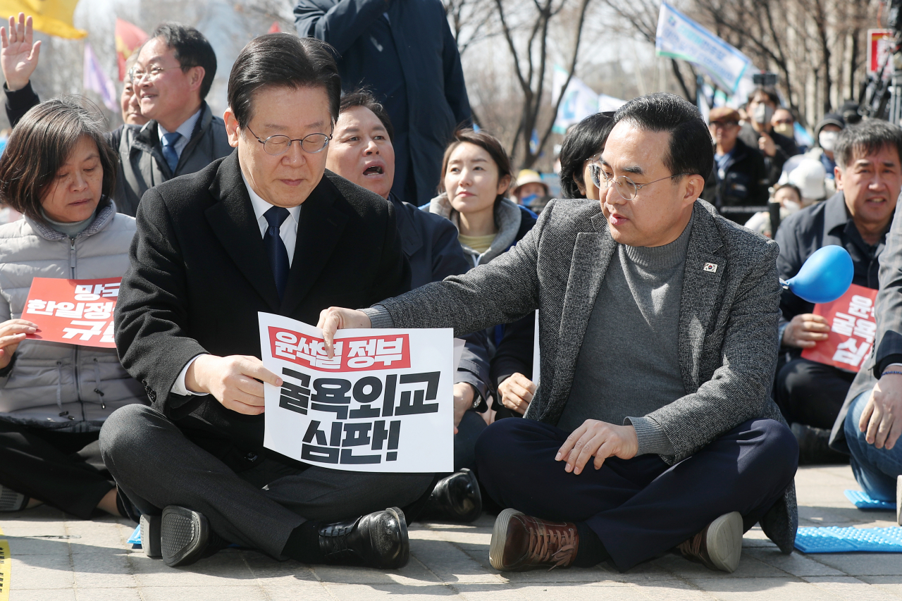 이재명 더불어민주당 대표(왼쪽)와 박홍근 원내대표가 18일 서울광장에서 열린 '강제동원 해법 및 한일정상회담을 규탄하는 3차 범국민대회'에 참석해 대화를 나누고 있다. [연합]