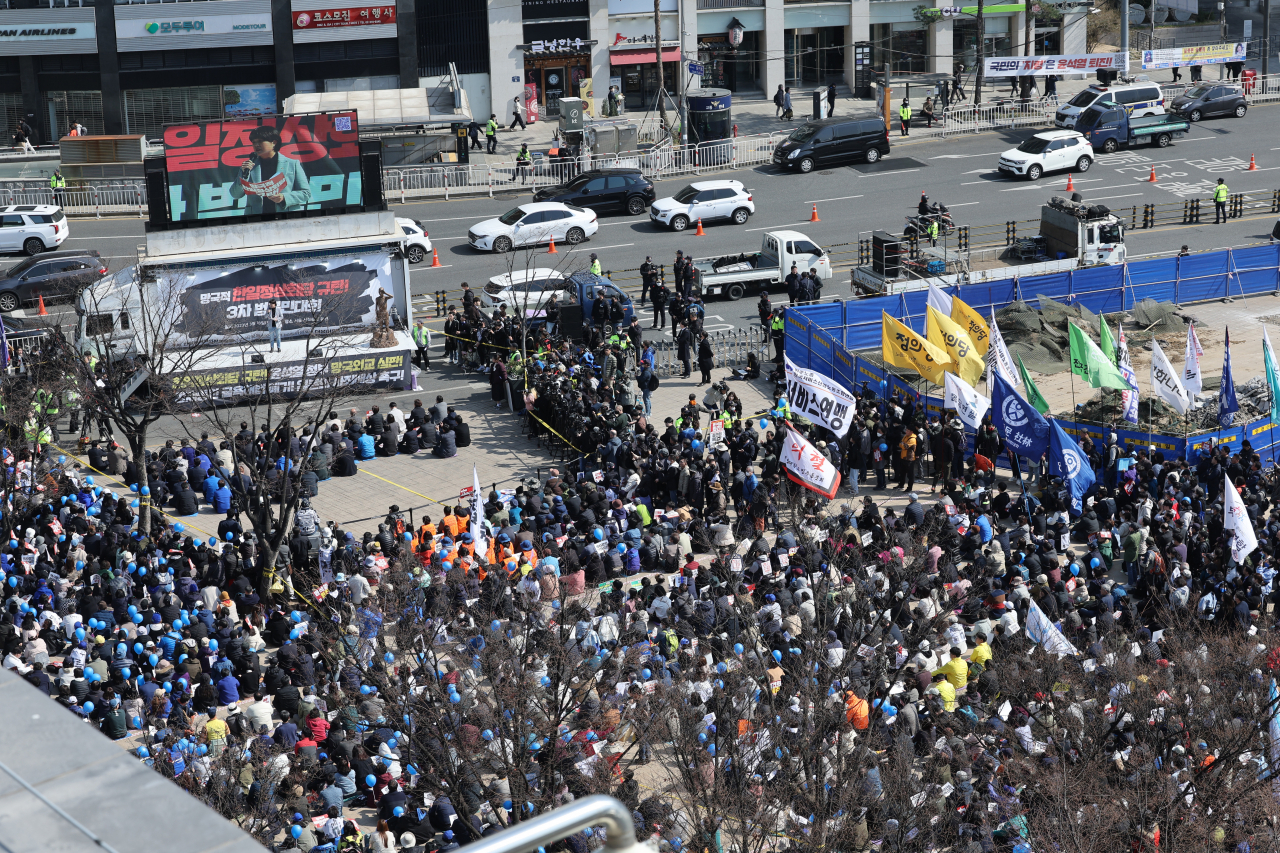 한일역사정의평화행동, 6·15공동선언실천 남측위원회 등 관계자들이 18일 오후 서울시청 인근에서 열린 3차 범국민대회에서 강제동원 해법 및 한일정상회담을 규탄하고 있다. [연합]