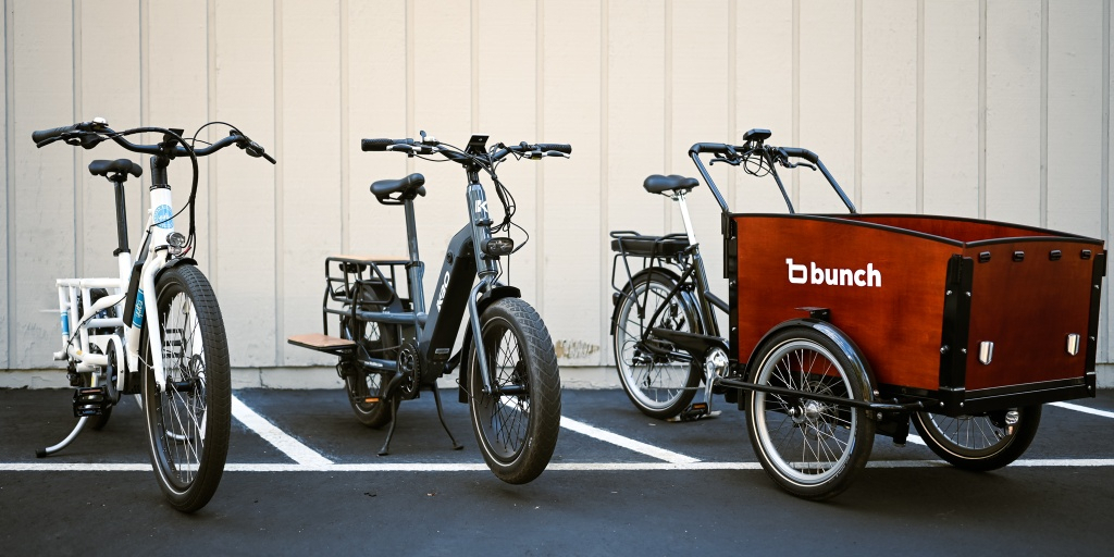 자전거 주차장에 서 있는 카고 바이크의 모습 [Bunch Bikes]