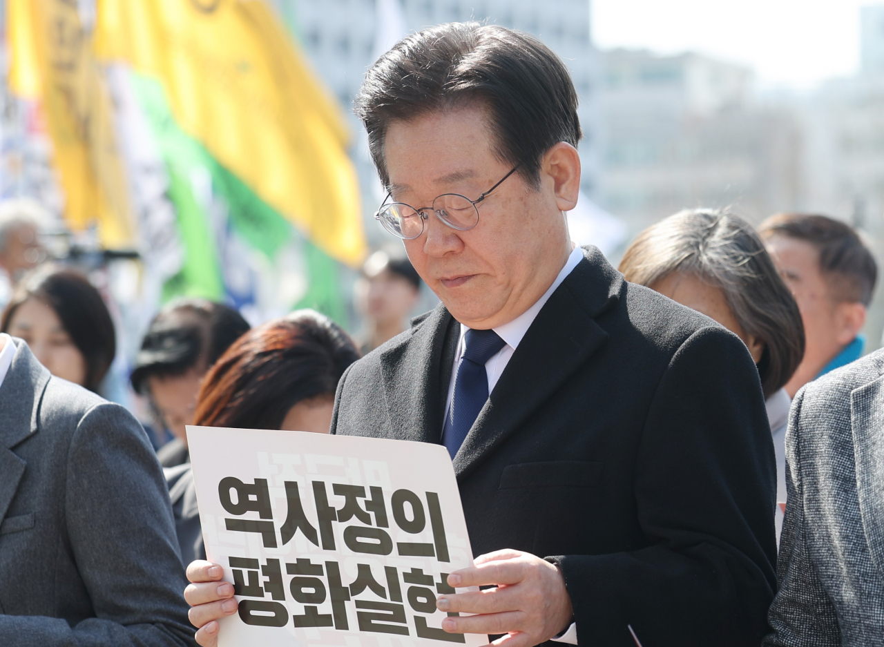 더불어민주당 이재명 대표가 18일 오후 서울시청 인근에서 열린 강제동원 해법 및 한일정상회담을 규탄하는 3차 범국민대회에 참석하고 있다. [연합]