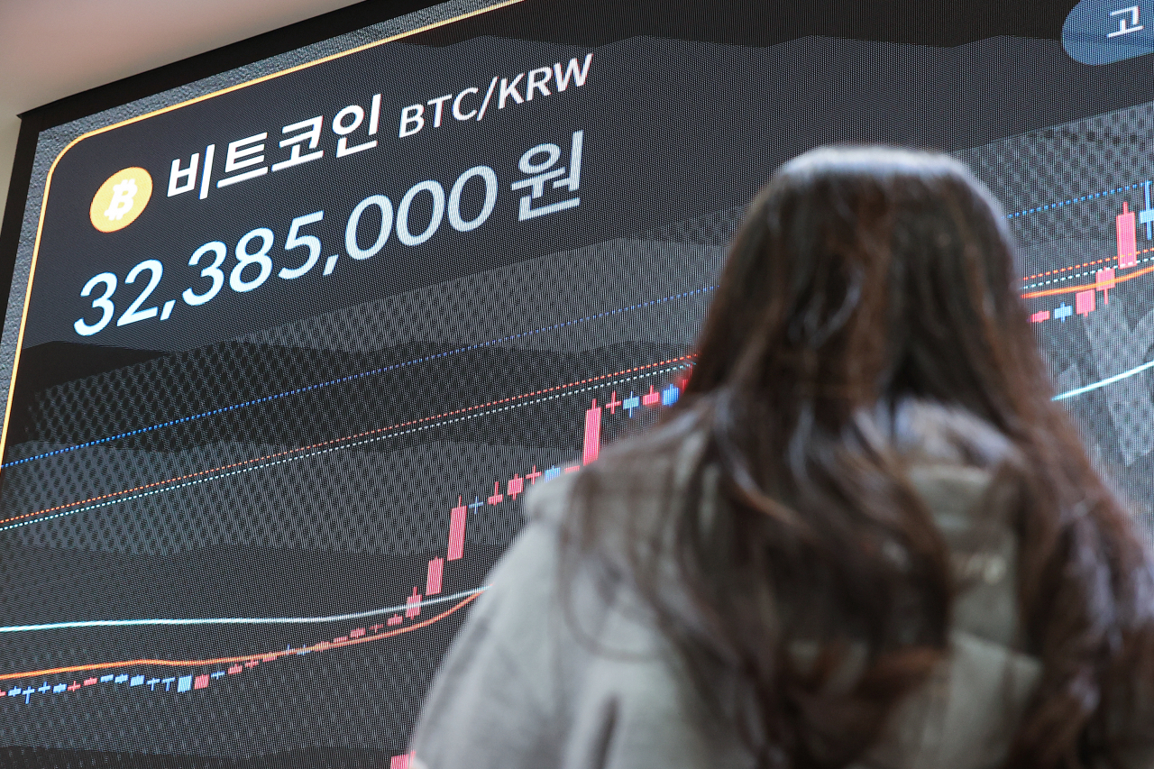 스위스의 세계적 투자은행 크레디트스위스가 재무 건전성 문제를 겪으며 비트코인 가격 상승세가 주춤한 가운데 16일 서울 서초구 빗썸 고객센터 전광판에 비트코인 실시간 거래 가격이 표시되고 있다. [연합]