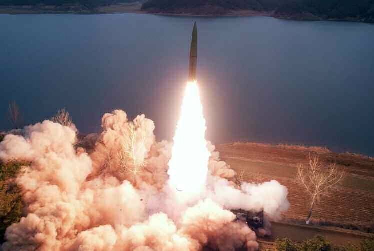 합동참모본부는 북한이 19일 오전 11시 5분께 평안북도 동창리 일대에서 동해상으로 단거리탄도미사일(SRBM) 1발을 발사했다고 밝혔다. 북한이 지난 14일 황해남도 장연 일대에서 동해상으로 SRBM을 발사하는 장면. 자료사진. [평양 노동신문=뉴스1]