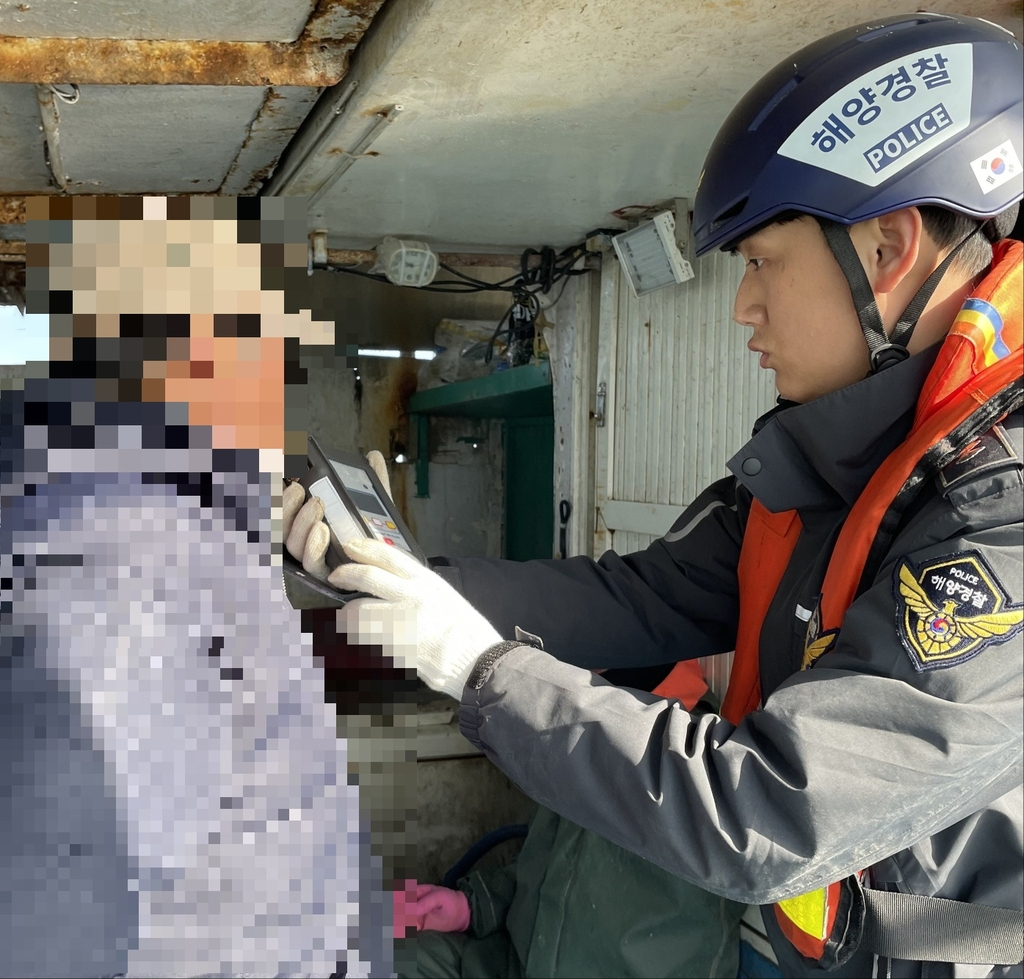 음주 측정하는 해경대원[목포해경 제공]