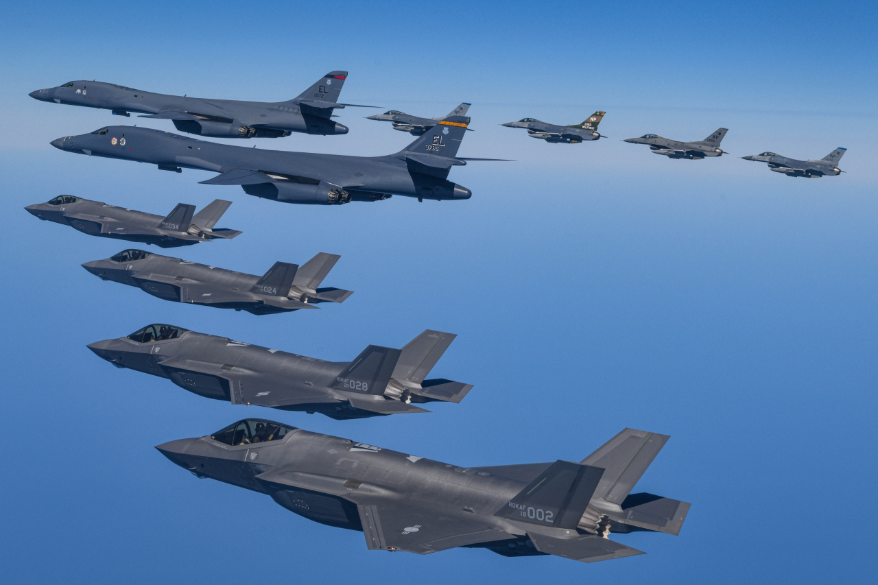 한미 공군이 19일 한반도 상공에서 한국측 F-35A 전투기와 미국 공군 B-1B 전략폭격기 및 F-16 전투기가 참여한 가운데 연합공중훈련을 실시하고 있다. [연합]