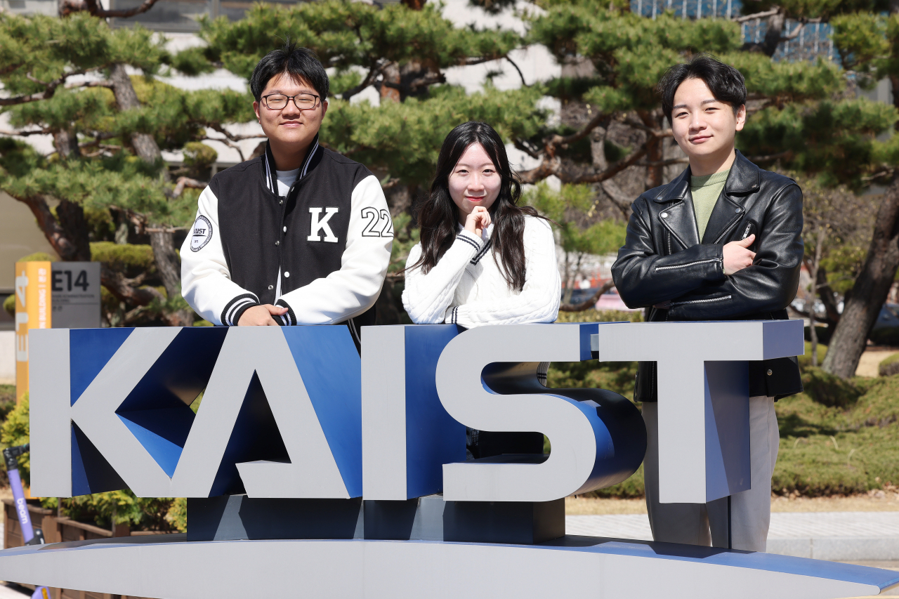 의대 진학을 포기하고 KAIST에서 과학도의 길을 걷고 있는 세 학생들. 양동연(왼쪽부터), 장지연, 김성원 학생.[KAIST 제공]