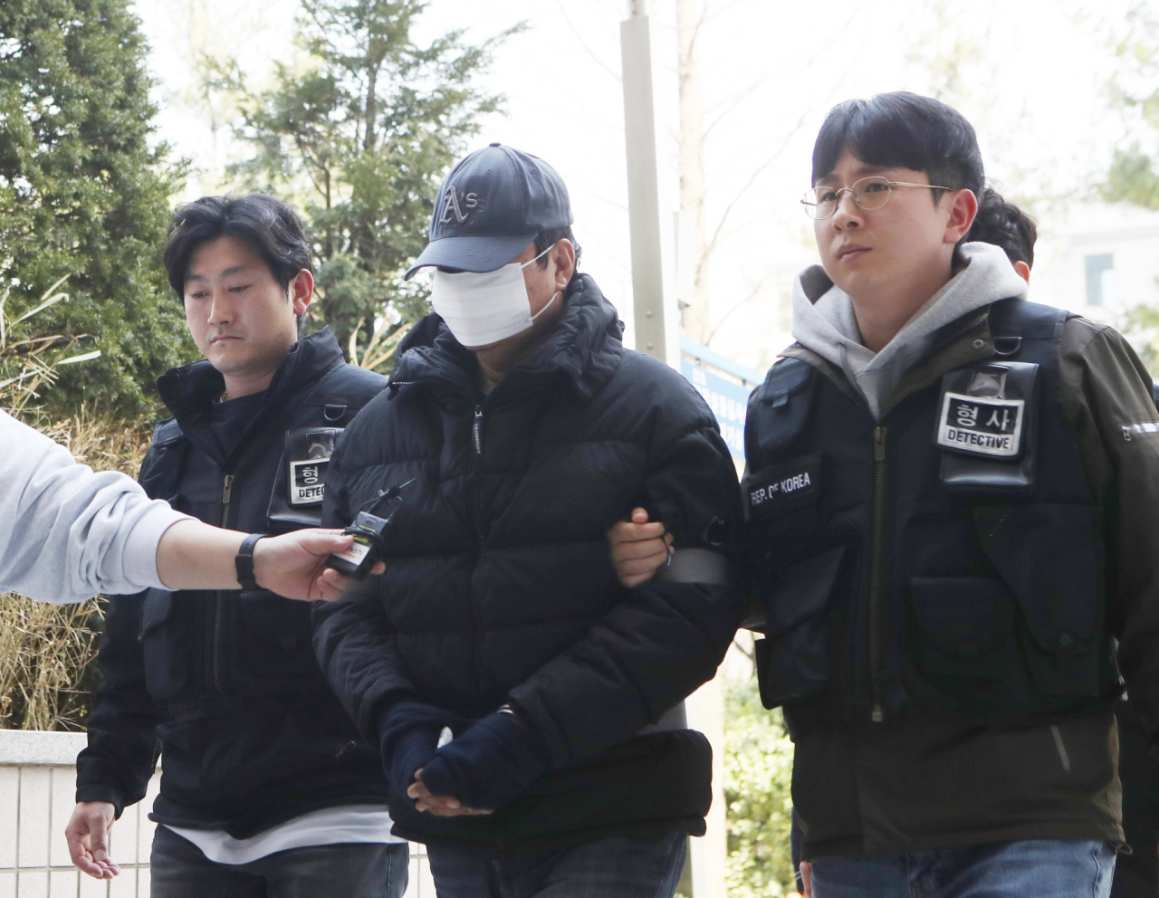 인천시 연수구 송도국제도시 한 고층 아파트에서 새총으로 쇠구슬을 쏴 이웃집 3곳 유리창을 파손한 혐의를 받는 60대 A 씨가 19일 오후 구속 전 피의자 심문(영장실질심사)을 받기 위해 인천시 미추홀구 인천지법으로 들어서고 있다. [연합]