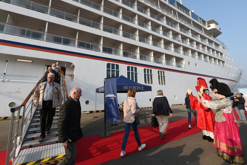 19일 오전 914명을 태운 독일 크루즈선인 하팍로이드(Hapag-Lloyd)사의 유로파2호가 코로나19로 멈춘 후 3년만에 인천 내항에 입항하면서 환영 기념행사가 열렸다.