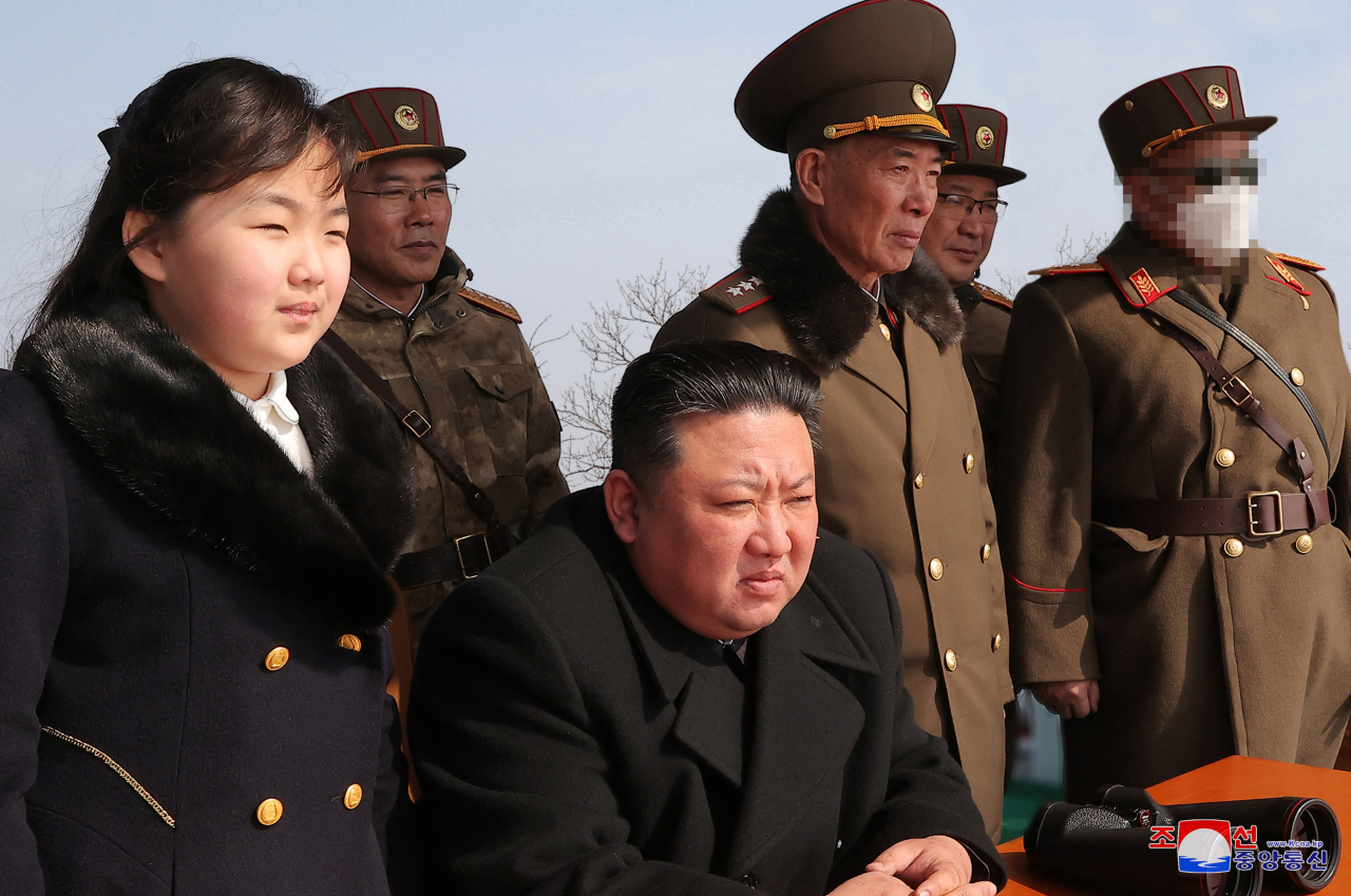 북한은 지난 18&sim;19일 김정은 국무위원장이 딸 '주애'와 함께 참관한 가운데 전술핵운용부대들의 '핵반격 가상 종합전술훈련'을 진행했다고 조선중앙통신이 20일 보도했다. [연합]
