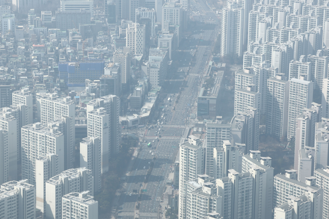 지난 19일 오전 서울 송파구 롯데월드타워 서울스카이에서 바라본 서울 시내. 미세먼지 농도가 높아 뿌옇게 보인다. [연합]