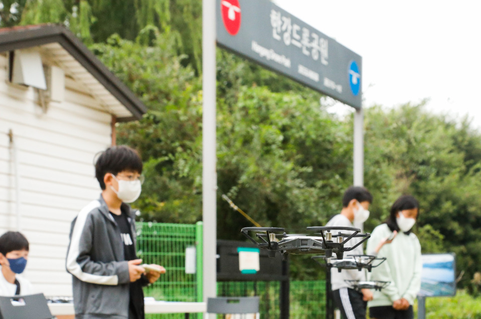 서울시 광나루 한강드론공원에서 아이들이 드론을 조종하고 있다. [서울시 제공]