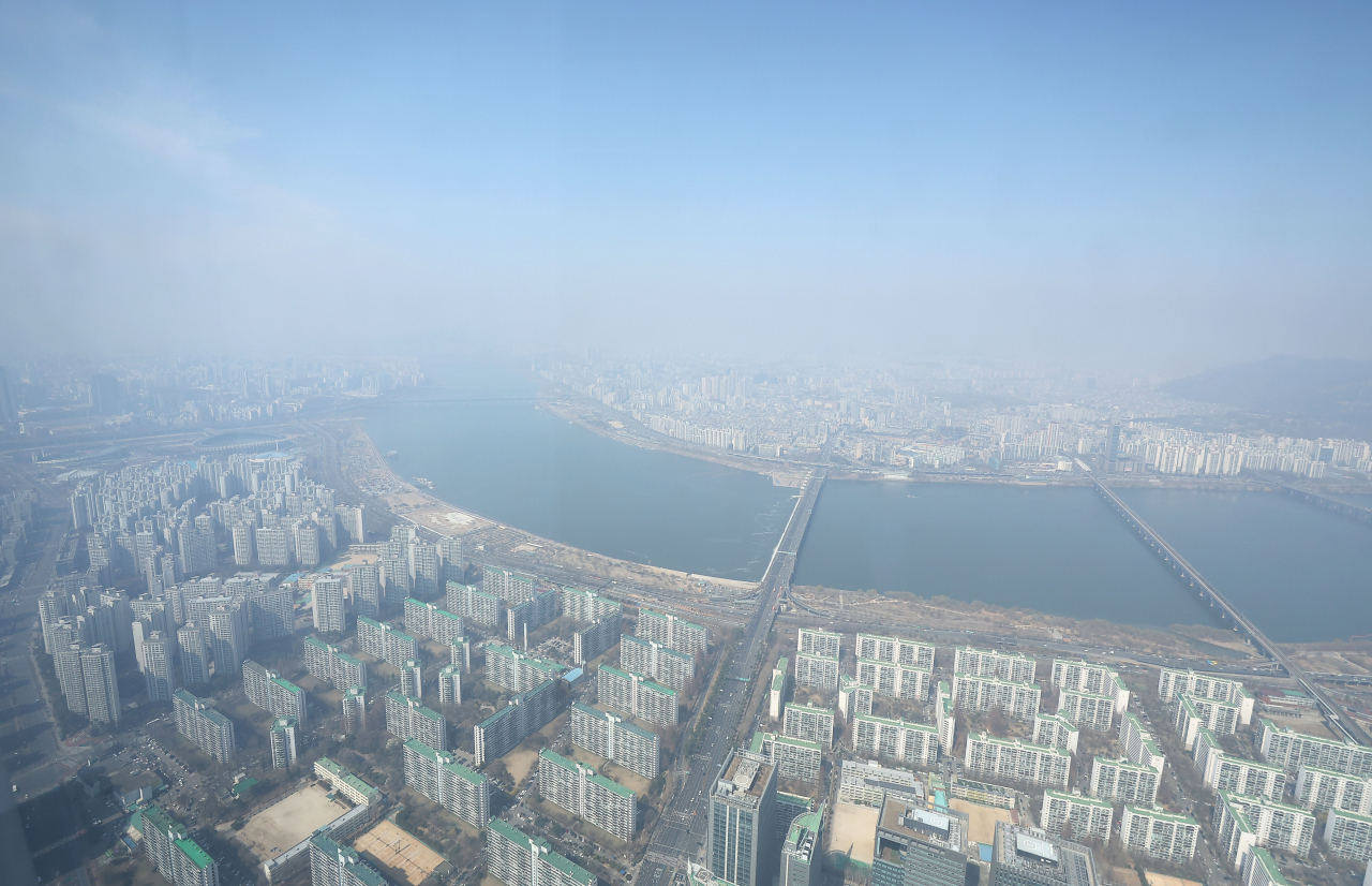 서울,경기,인천 등 수도권 미세먼지 농도가 '나쁨' 수준을 보이는 19일 오전 서울 송파구 롯데월드타워 서울스카이에서 바라본 서울 시내가 뿌옇게 보인다. [연합]