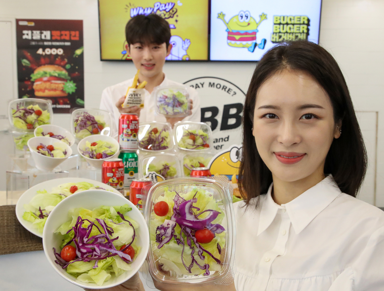 서울 중구 무교동 노브랜드 버거 서울시청점에서 모델들이 이번에 출시한 ‘그린샐러드 미니’를 소개하고 있다. [신세계푸드 제공]