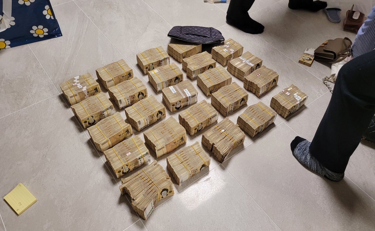 서울경찰청 금융범죄수사대가 A코인을 발행한 재단과 투자 정보를 제공하는 이른바 '코인 리딩방' 조직 관계자 등 총 30명을 검거해 사기 혐의로 지난달 16일 검찰에 송치했다고 밝혔다. 사진은 서울경찰청 금융범죄수사대가 코인 리딩방 조직 등에서 압수한 현금. [연합]