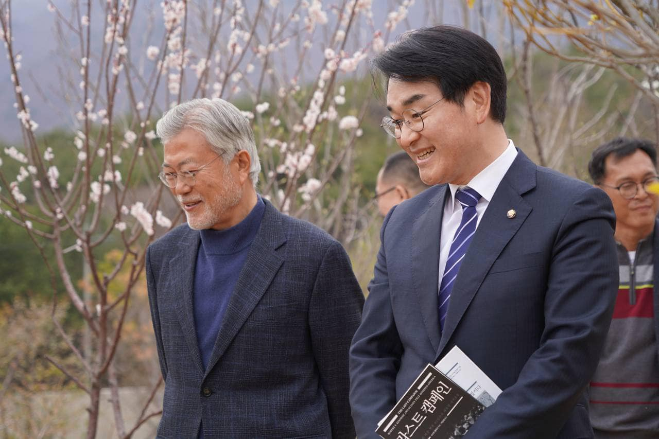 문재인 전 대통령과 박용진 더불어민주당 의원이 지난 17일 경남 양산 평산마을 사저에서 만남을 갖고 있다. [박용진 의원실 제공]